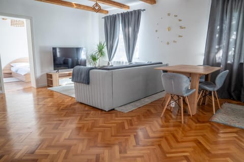 Communal lounge/ TV room, TV and multimedia, Living room, Seating area, Dining area, Evening entertainment