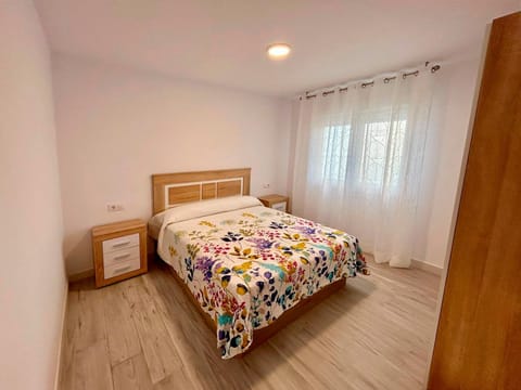 Spring, Bed, Activities, Winter, Summer, Balcony/Terrace, Photo of the whole room, Beach, Hiking, Animals, Animals, Animals, Bedroom, Autumn, Pets, Pets, Pets, Sports, Entertainment, children, children, children, young children, young children, young children, older children, older children, older children, group of guests, group of guests, group of guests, cot, Family, Family, Family, Parking, dishwasher, microwave, oven, pet friendly, pet friendly, stove, wardrobe, washing machine, elevator, acessibility, air conditioner