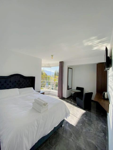 Bed, TV and multimedia, Photo of the whole room, Bedroom