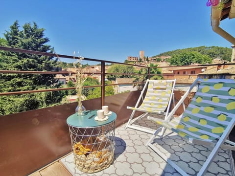View (from property/room), Balcony/Terrace, sunbed