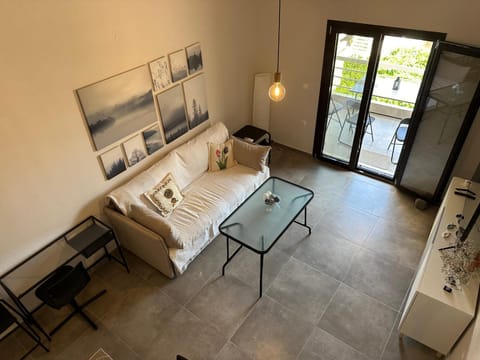 Photo of the whole room, Seating area