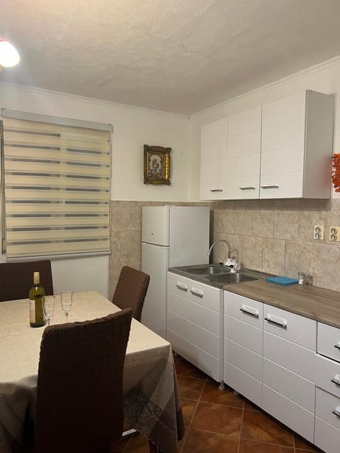 Kitchen or kitchenette, Dining area, oven