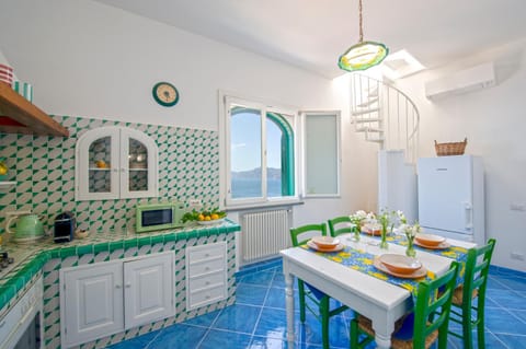 Kitchen or kitchenette, Dining area, oven