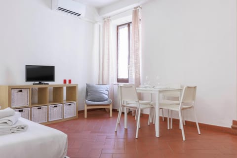 Bed, Living room, Seating area, air conditioner