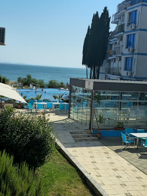Pool view, Sea view