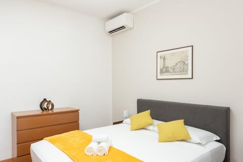 Bed, Photo of the whole room, Bedroom, towels, air conditioner