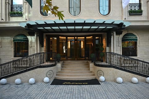Facade/entrance