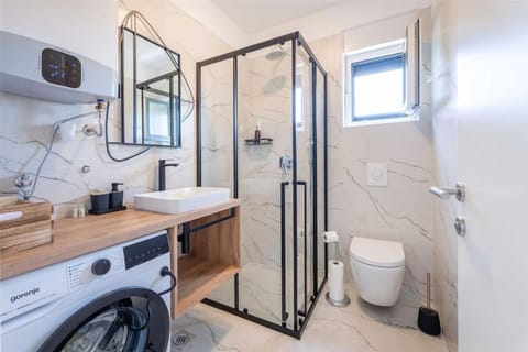 Shower, Toilet, Bathroom, towels, washing machine