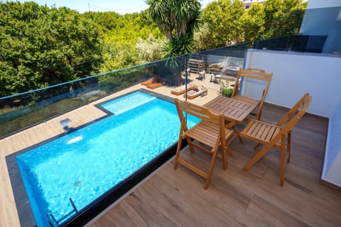 Balcony/Terrace, Dining area, Pool view, Swimming pool, sunbed