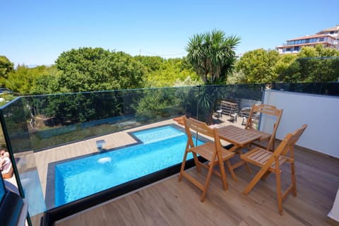 Natural landscape, View (from property/room), Balcony/Terrace, Dining area, Pool view, Swimming pool, sunbed