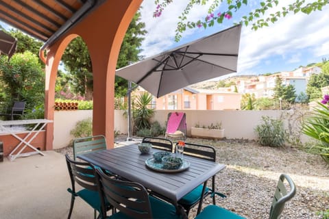 Property building, Balcony/Terrace, Living room