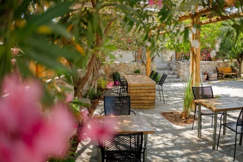 Property building, Patio, Garden, Garden, Garden view, Garden view, Inner courtyard view