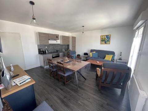 Kitchen or kitchenette, Living room, Seating area, Dining area, pet friendly, stove