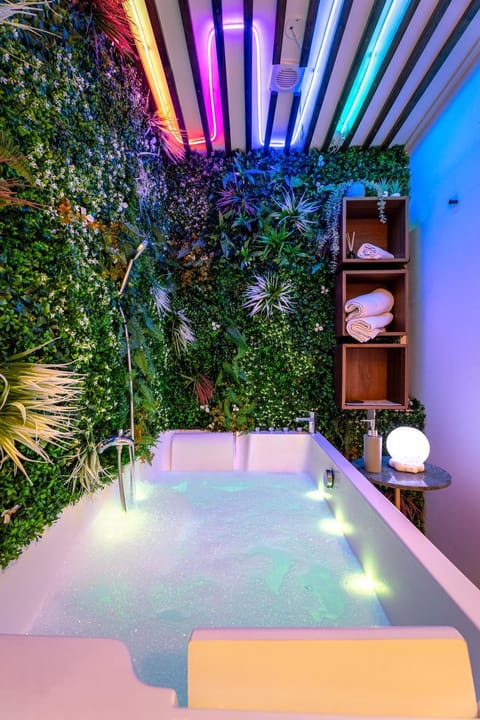 Hot Tub, Hot Tub