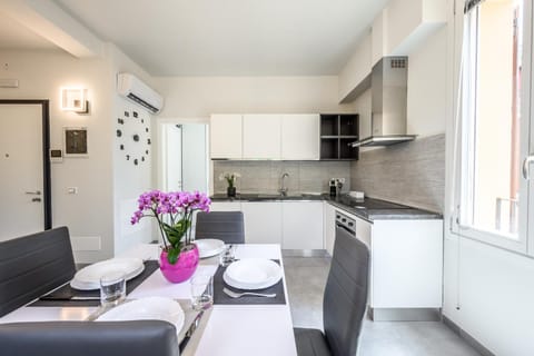 Kitchen or kitchenette, Dining area, oven, stove, air conditioner