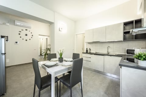 Kitchen or kitchenette, Photo of the whole room, Dining area, microwave, stove, air conditioner