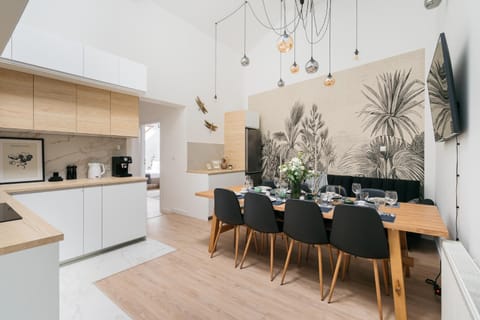 Kitchen or kitchenette, Dining area