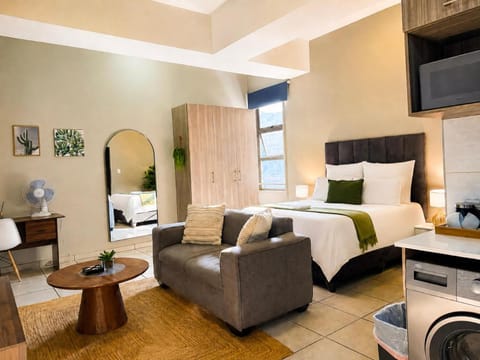 Bed, Photo of the whole room, Seating area