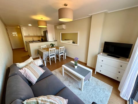 TV and multimedia, Kitchen or kitchenette, Living room, Seating area, Dining area