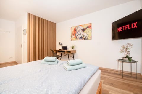 Bed, TV and multimedia, Bedroom, towels