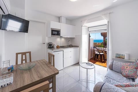 TV and multimedia, Kitchen or kitchenette, Living room, Seating area, Dining area, Sea view, stove