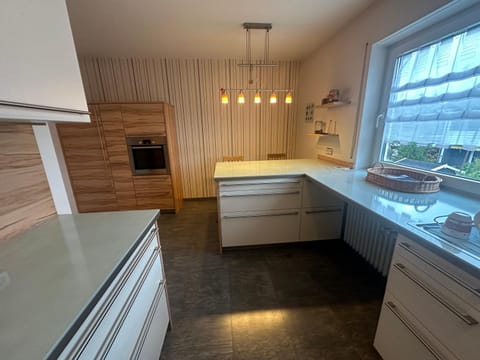 Kitchen or kitchenette, minibar, oven
