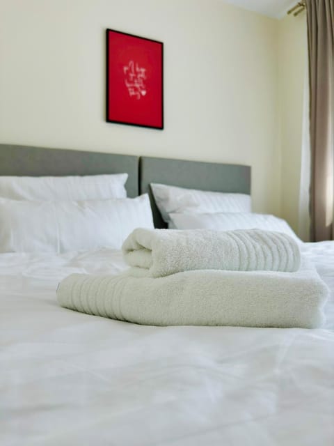 Bed, Photo of the whole room, Bedroom, towels