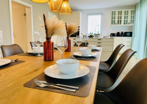 Coffee/tea facilities, Living room, Food and drinks, Seating area, Dining area, Food