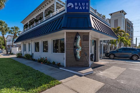Property building, Day, Neighbourhood, Street view, Location, Parking