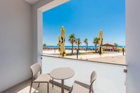 Day, Living room, Seating area, Dining area, Beach, Sea view