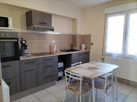Coffee/tea facilities, Kitchen or kitchenette, oven, stove, toaster