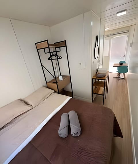 Photo of the whole room, Bedroom, wardrobe