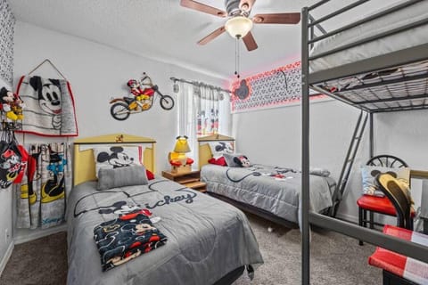 Bed, Photo of the whole room, Decorative detail, Bedroom, children, young children, bunk bed, air conditioner
