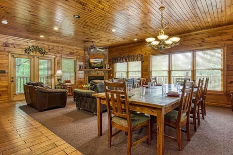 It's 5 O'clock Somewhere Hot Tub, Theater Room, FREE tickets each paid day, Game Room, WIFI!!! House in Gatlinburg