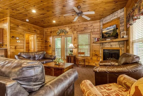 It's 5 O'clock Somewhere Hot Tub, Theater Room, FREE tickets each paid day, Game Room, WIFI!!! House in Gatlinburg