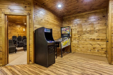 It's 5 O'clock Somewhere Hot Tub, Theater Room, FREE tickets each paid day, Game Room, WIFI!!! House in Gatlinburg