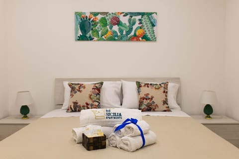 Shower, Nearby landmark, Bed, Garden, Coffee/tea facilities, Photo of the whole room, Bedroom, Garden view, Parking, towels, kitchen, air conditioner