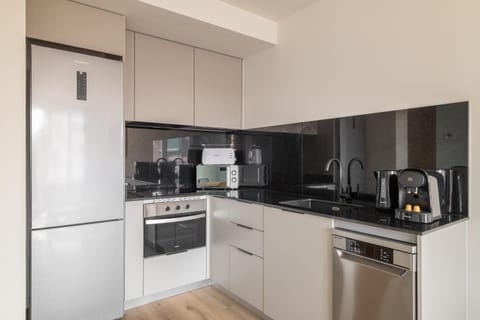 Coffee/tea facilities, dishwasher, oven, stove, toaster