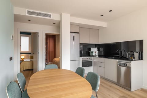 Coffee/tea facilities, Kitchen or kitchenette, Dining area, oven, stove, toaster