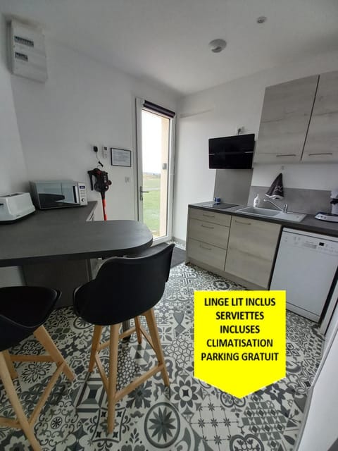 Kitchen or kitchenette, Dining area, stove