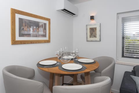 Living room, Seating area, Dining area, air conditioner