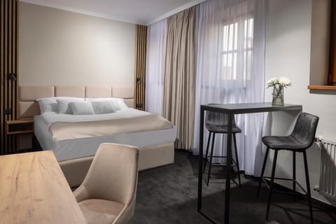 Bed, Photo of the whole room, Seating area