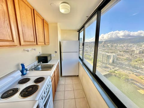 Ocean Canal Mountain View Steps from Waikiki Beach 6person Apartment in McCully-Moiliili