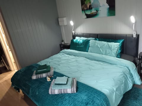 Peaceful 2-bedroom guesthouse, Free Parking, Wi-Fi, Sleep up to 4, Private entrance Bed and Breakfast in Derby