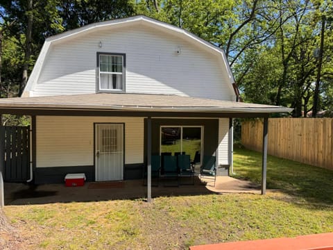 3 BR Guest House Get Away Ideal location Apartment in Memphis