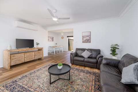 Living room, Dining area, internet