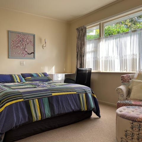 Peaceful Green Bay Charmer House in Auckland