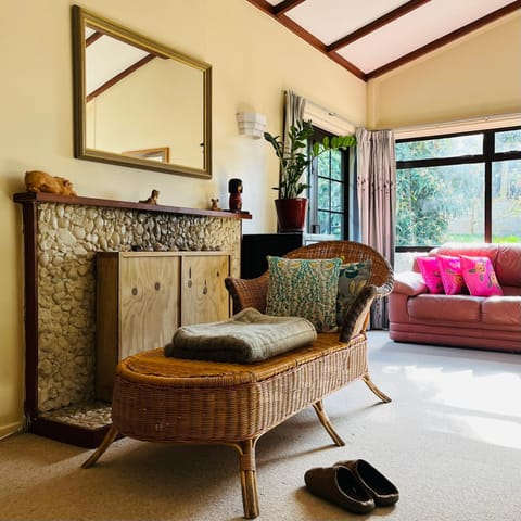 Peaceful Green Bay Charmer House in Auckland