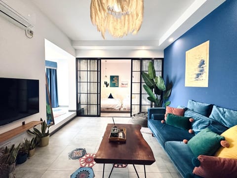 Communal lounge/ TV room, TV and multimedia, Living room, Seating area, Evening entertainment, air conditioner
