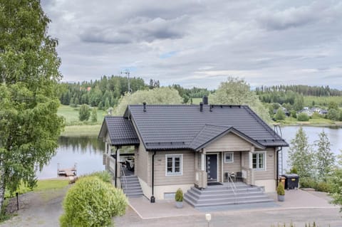 Property building, Day, Neighbourhood, Natural landscape, Lake view, Parking